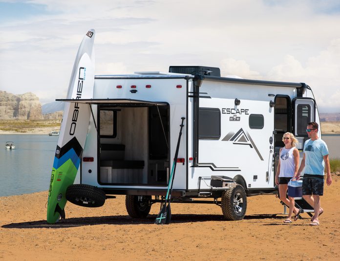 web-2021-KZ-RV-Escape-E17-HATCH-Travel-Trailer-Exterior-Lifestyle-Couple-Lak...