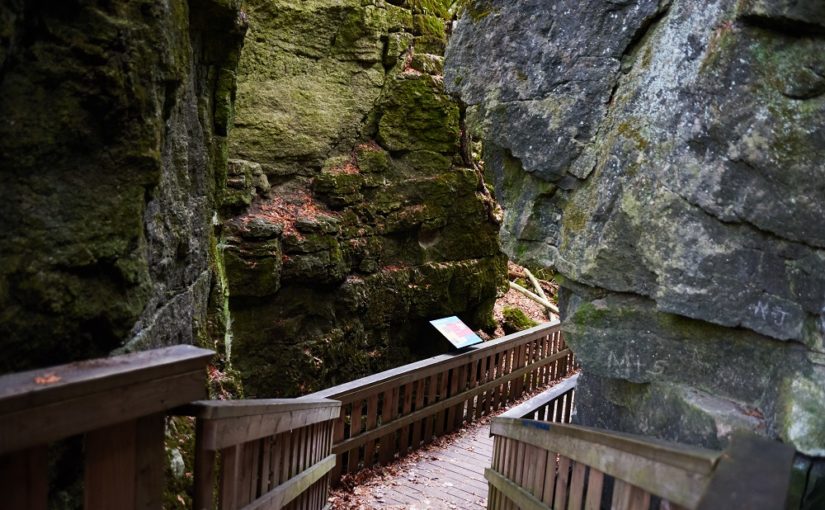 Mono Cliffs Trail through the rocks