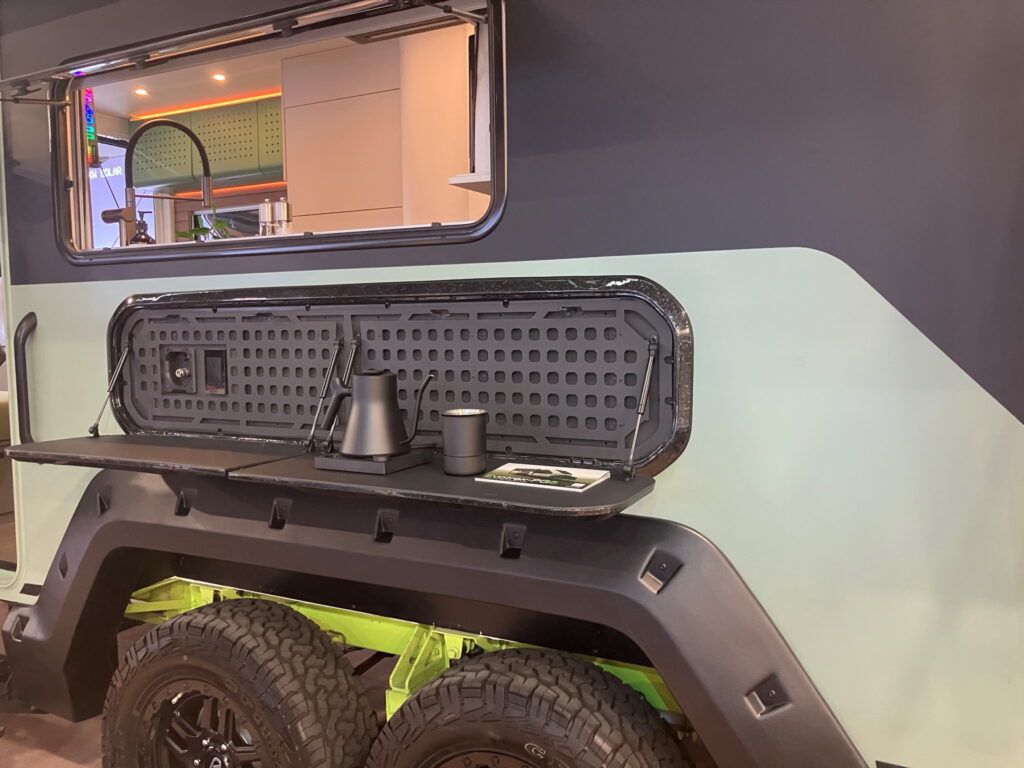 The Evotrex PG5 is engineered for serious rugged use. A high-strength automotive chassis, air suspension, dual-axle and 33-inch all-terrain tires ensure safety travelling off the beaten path.