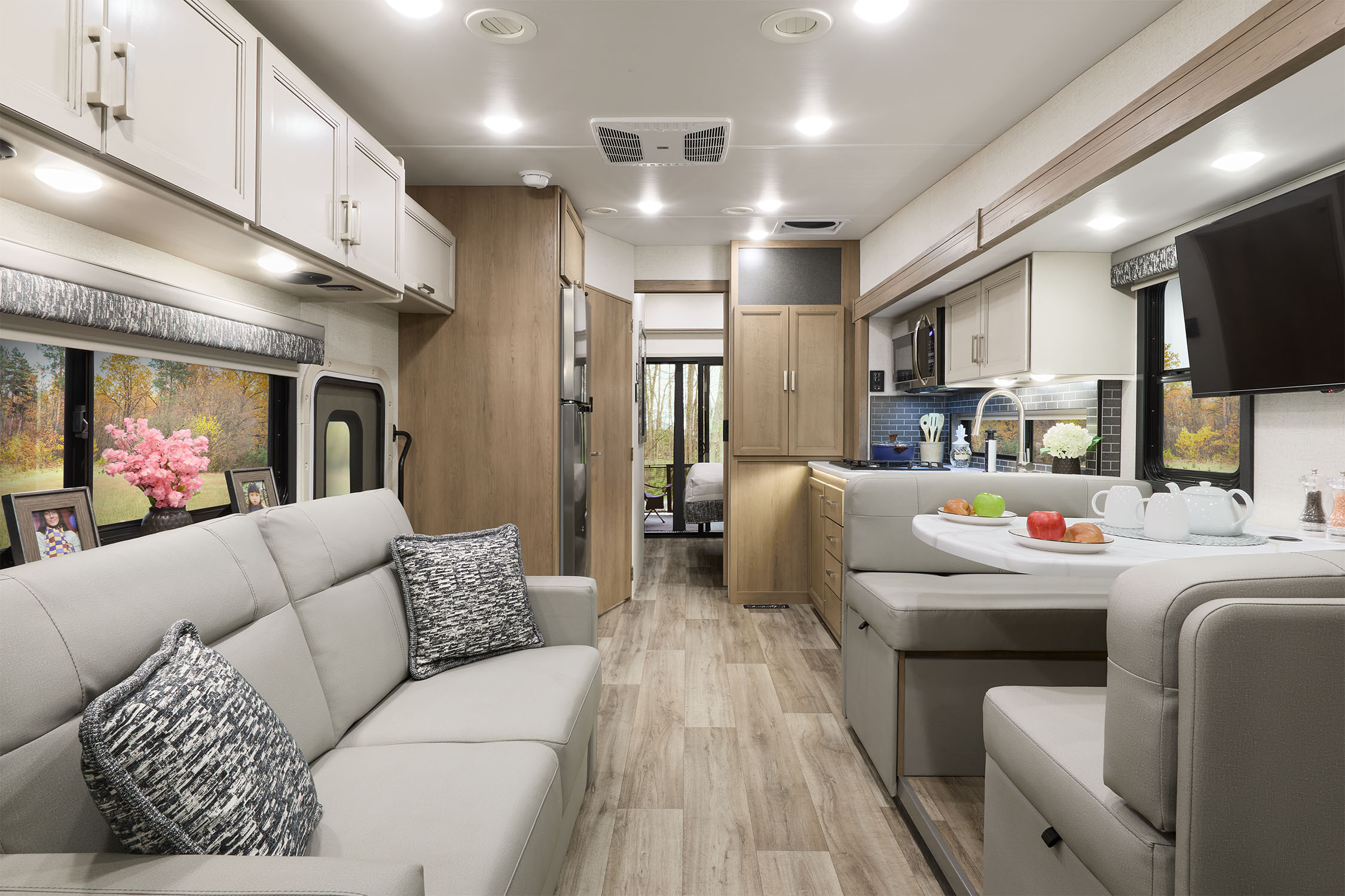 Thor Motor Coach 2027 Class A Motorhomes at Hershey RV Show 2027 Thor Motor Coach Outlaw Class A 38K Nightstar Park Collection F2B